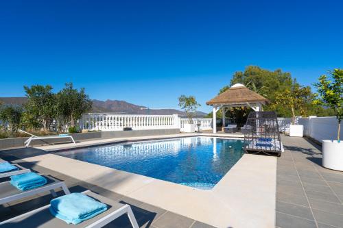 Villa Uno – Stunning 4 bedroom villa with pool, Málaga (photo 6)