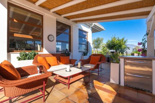 Villa Uno – Stunning 4 bedroom villa with pool, Málaga (photo 10)