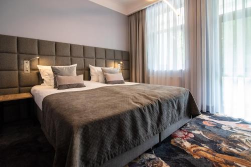 2 twin beds, 1 sofa bed