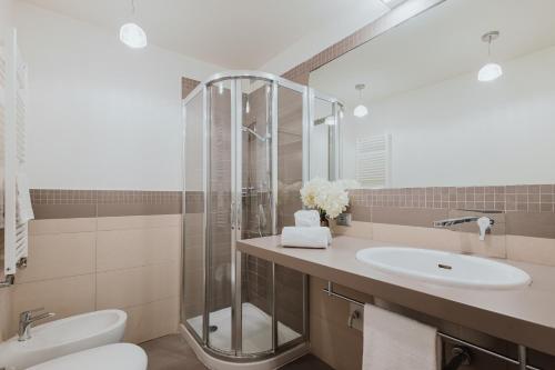 Two-Bedroom Deluxe Apartment image 3