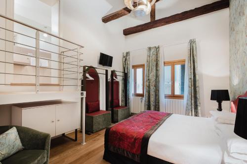 Superior Double Room image 7