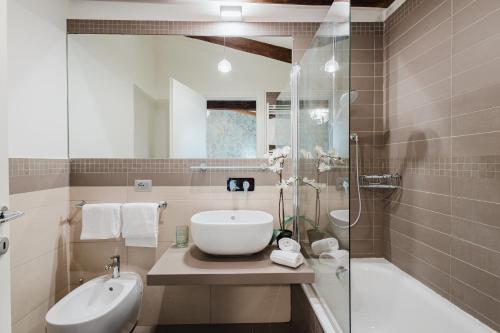Double Room with Private Bathroom image 4