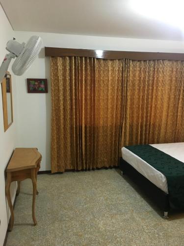 1 double bed, 2 twin beds