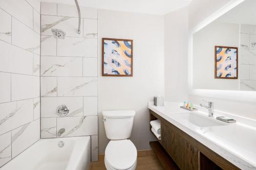Premium King Room - High Floor image 4