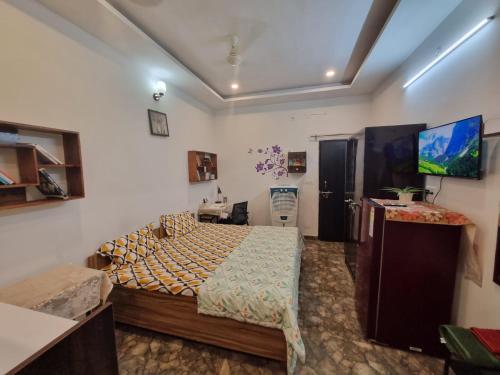 HOmeTEL-1 Bedroom Bath n kitchen Studio Apartment By Pushpanjali QLH - image 2