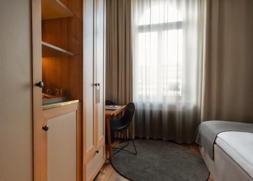 Small Double Room image 4