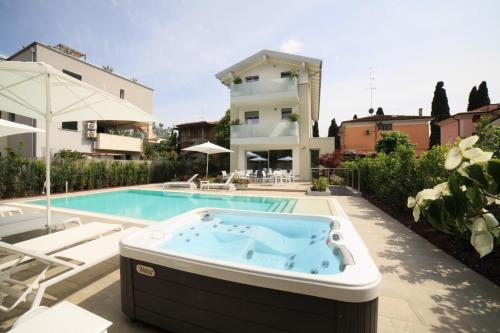 Swimmingpool, Viola Relais in Desenzano del Garda
