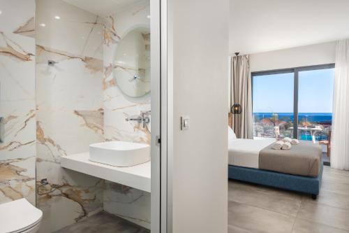 Aquarius Beach Hotel - image 12