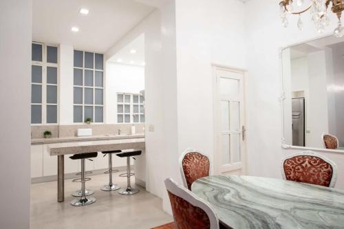 Purple Rain - Elegant 2 Bedroom in Recoleta, Buenos Aires (photo 6)