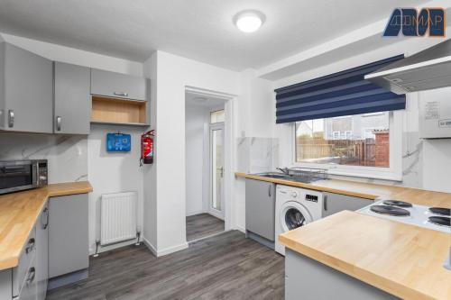 Modern 3 Bed Home in Bathgate with Garden in Armadale