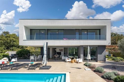 Villa Irma with heated Pool by aneo travel – khách sạn tại Sveti Vid-Miholjice