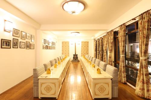 The Chumbi Mountain Retreat & Spa Pelling, A Club Mahindra Associate - 레스토랑
