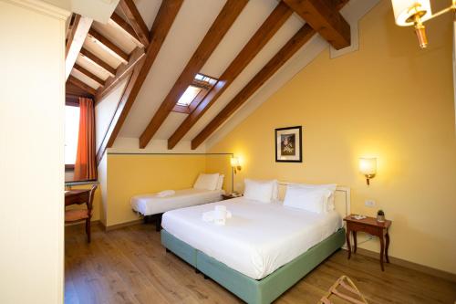 1 queen bed, 2 twin beds