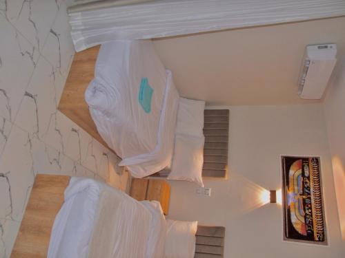 pyramids solar boat inn