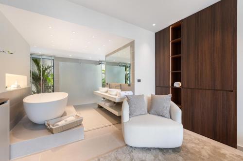 Emotion Beachfront Villas - 화장실