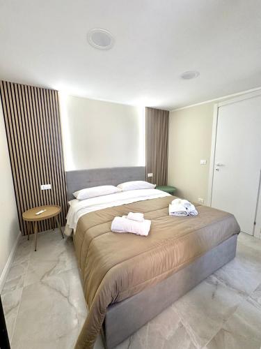 1 queen bed, 1 sofa bed