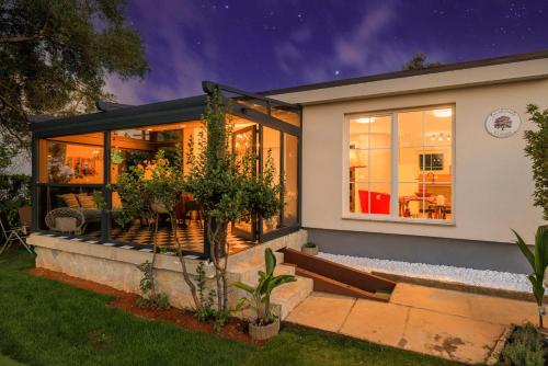 A szálláshely kívülről, Jacaranda Cottage in Milcetici