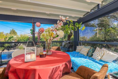 Jacaranda Cottage in Milcetici