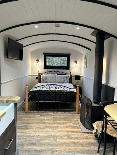 Flying Scotsman Unique Carriage Pet Friendly! Lazy Spa can be available upon request with additional in Court Colman