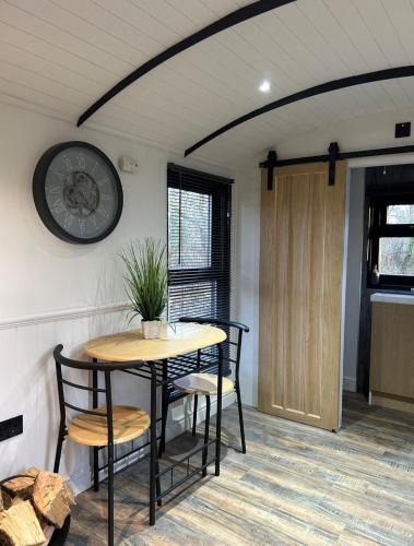Flying Scotsman Unique Carriage Pet Friendly! Lazy Spa can be available upon request with additional in Court Colman