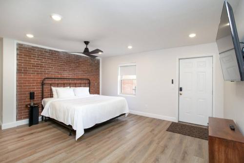 Cedar’s Condo - Modern Downtown Escape