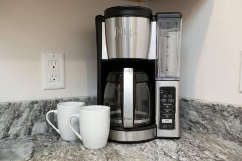 Cedar’s Condo - Modern Downtown Escape