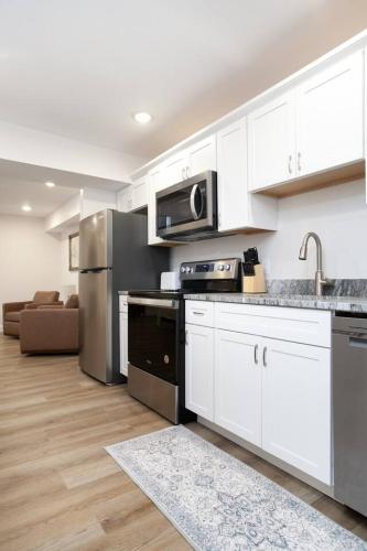 Cedar’s Condo - Modern Downtown Escape