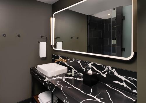 Tower Premium Queen Room with Two Queen Beds image 3
