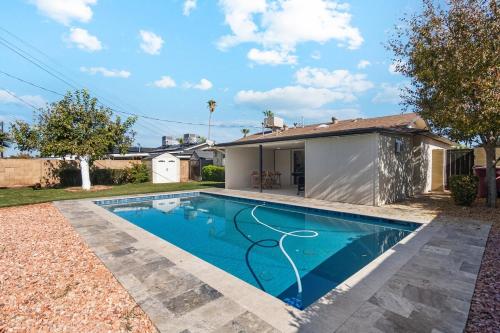สระว่ายน้ำ, Renovated Home with Pool 3 Miles from Old Town near คาสิโน อริโซนา-แม็คเคลลิพ
