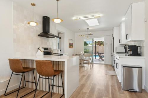 ห้องครัว, Renovated Home with Pool 3 Miles from Old Town near คาสิโน อริโซนา-แม็คเคลลิพ