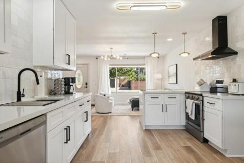 บริการและสิ่งอำนวยความสะดวก, Renovated Home with Pool 3 Miles from Old Town near คาสิโน อริโซนา-แม็คเคลลิพ