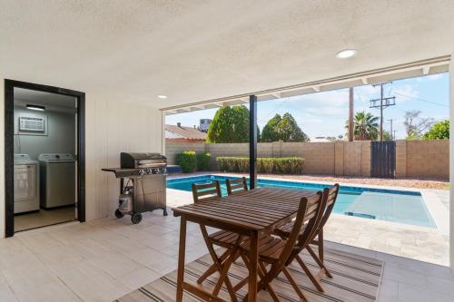 ระเบียง/ชานเรือน, Renovated Home with Pool 3 Miles from Old Town near คาสิโน อริโซนา-แม็คเคลลิพ