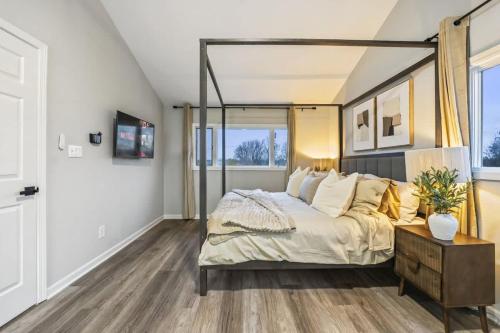 Your Unique Stay by the Tracks by LCP Collection in Oswego (IL)