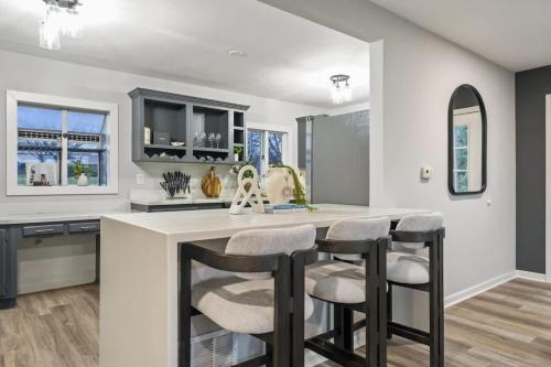 Your Unique Stay by the Tracks by LCP Collection in Oswego (IL)