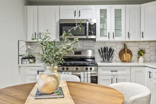 Your Unique Stay by the Tracks by LCP Collection in Oswego (IL)