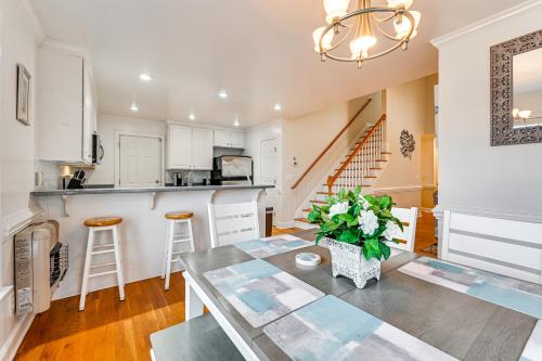 9 Mi to Dtwn Greenville Home with Screened Patio! in Wilson Acres