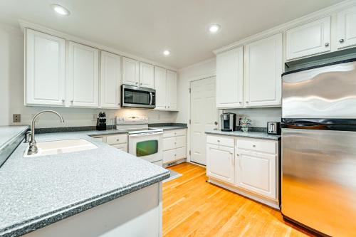 9 Mi to Dtwn Greenville Home with Screened Patio! in Wilson Acres