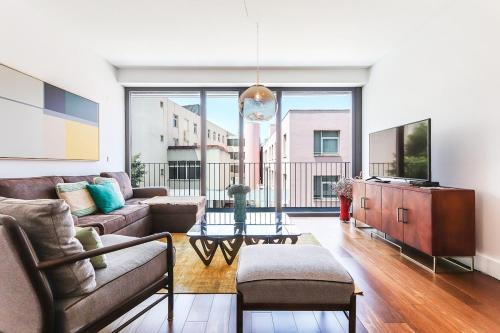 Alcantara Lovely With Balcony 2 Bdr Apt with AC, Lisbona