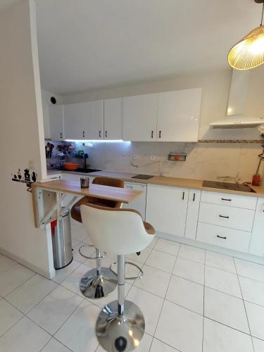 Kitchen, Grand T2 avec terrasse in Les Olives