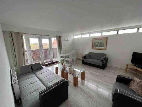 Queensway 2 bedroom flat