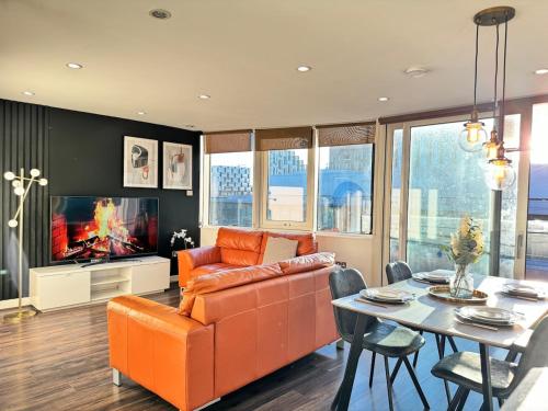 Balcony 60 Inch TV Penthouse City Centre with views, Liverpool