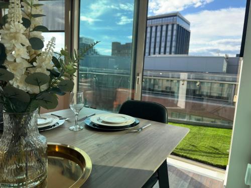 Balcony 60 Inch TV Penthouse City Centre with views, Liverpool (photo 3)