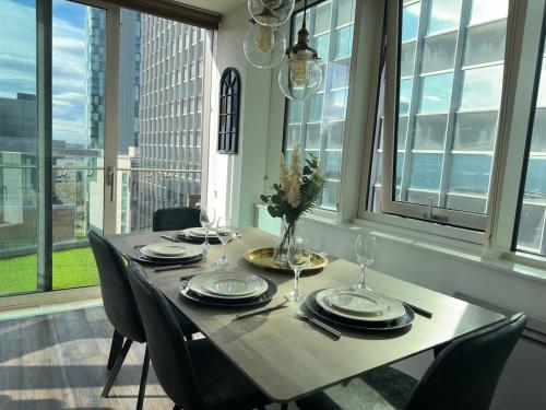 Balcony 60 Inch TV Penthouse City Centre with views, Liverpool (photo 5)