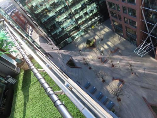 Balcony 60 Inch TV Penthouse City Centre with views, Liverpool (photo 6)