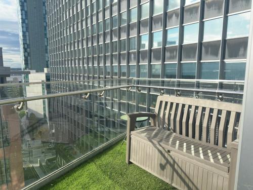Balcony 60 Inch TV Penthouse City Centre with views, Liverpool (photo 7)