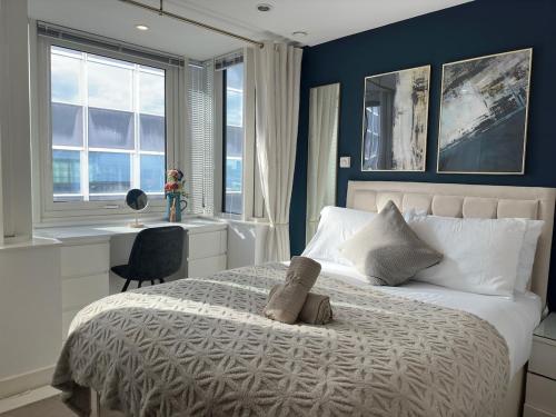 Balcony 60 Inch TV Penthouse City Centre with views, Liverpool (photo 9)