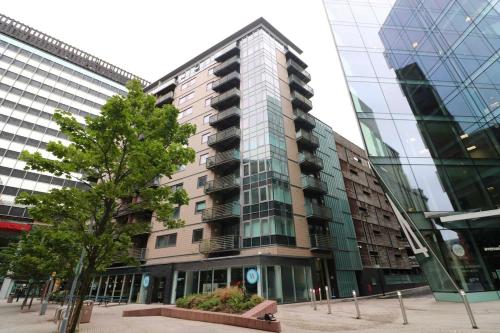 Balcony 60 Inch TV Penthouse City Centre with views, Liverpool (photo 10)