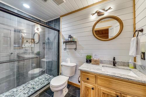 Broken Bow Cabin with Hot Tub about 5 Mi to State Park!