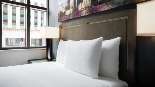 2 queen beds, 1 sofa bed