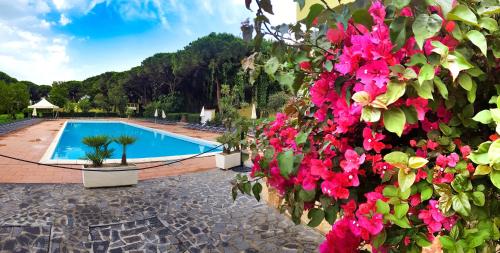 Úszómedence, Hotel with swimming pool in Arborea just 650 meters from the sea in Arborea